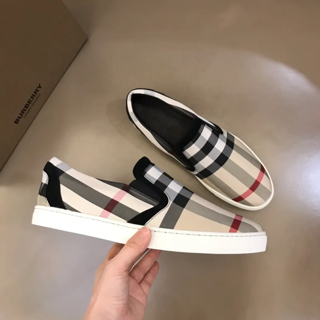 p340 "BURBERR*" men's classic low-top sneakers are reinterpreted in Vintage checkered cotton and matte calfskin, decorated with a new brand logo. First-layer sheepskin lining, embossed Burberry logo on the heel, and original TPU outsole! Size: 38-44